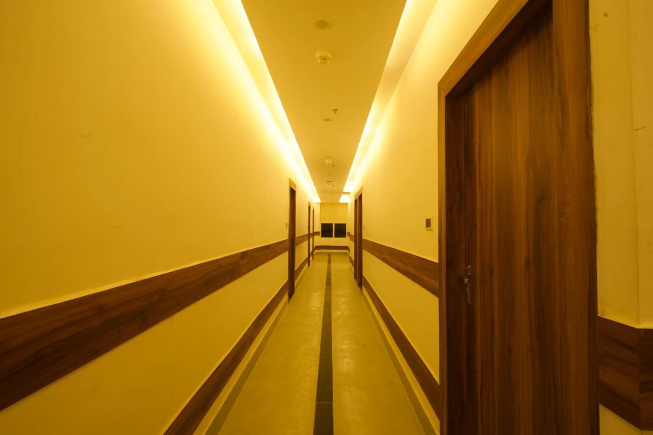 Отель Dolphin Club Chinhat Экстерьер фото