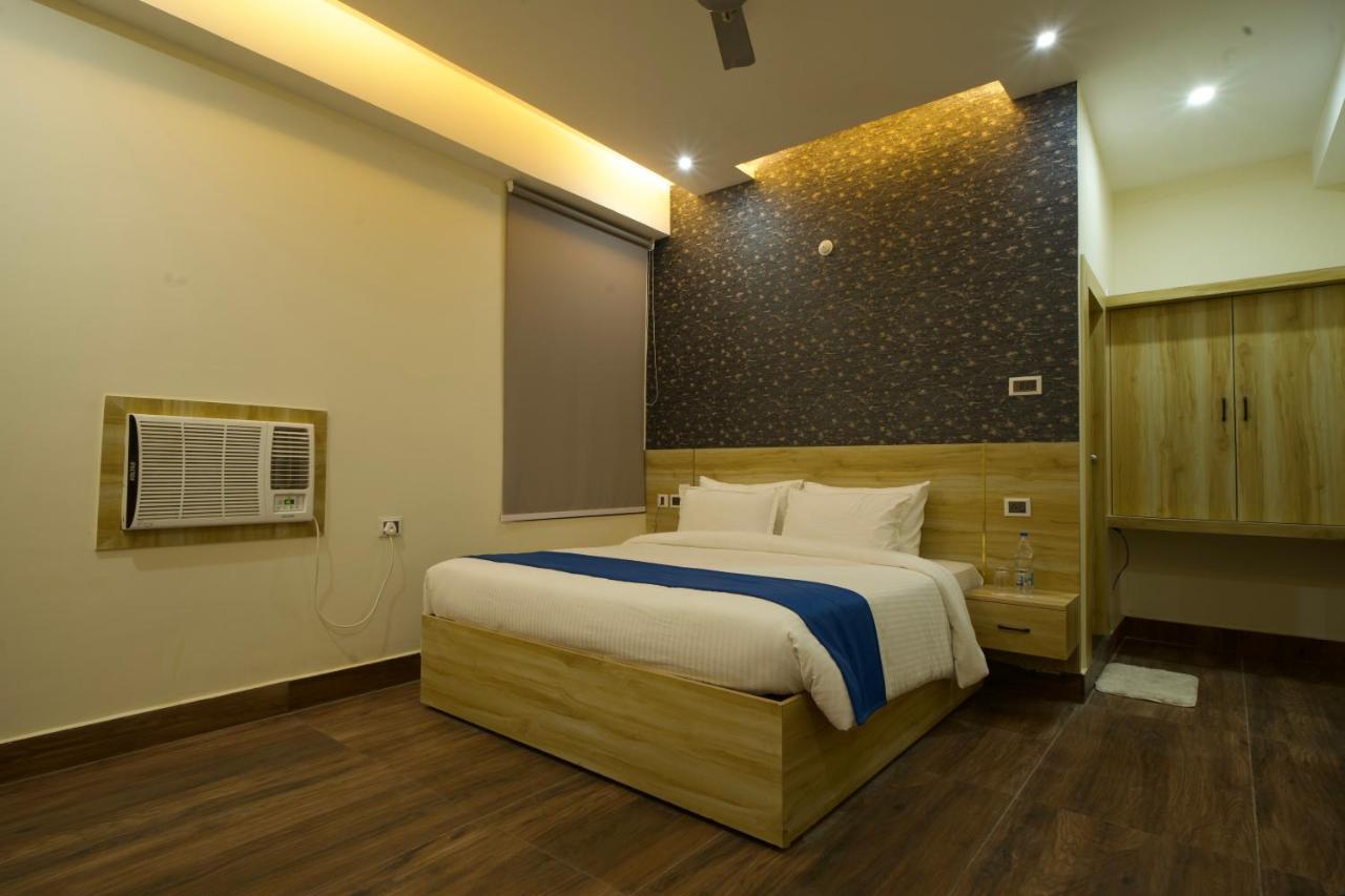 Отель Dolphin Club Chinhat Экстерьер фото